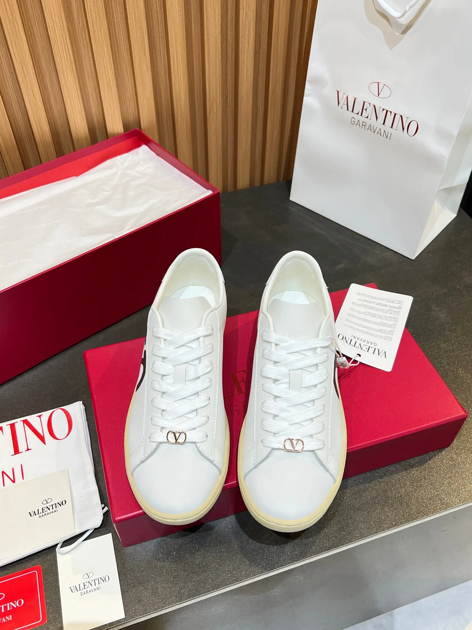 [Valentino] P: 640💰 Couple style, size: women 35-40▪️men 39-44 (45. Customized) Valentino VLTN casual shoes 2025 latest moral training shoes I can't put it down. Seiko details of cowhide sneakers, retro fashion, simple and advanced, casual matching. 1:1 restoration! Top luxury masterpiece, lace-up design, soft and comfortable imported calfskin brings excellent and elegant texture and excellent foot comfort. Top purchasing version upper: imported calfskin surface/original oil edge process + printing process. Inner lining: water-dyed cowhide lining. Outsole: original development 𝐓𝐏𝐔 two-color combination outsole. Packaging: full package with original configuration.